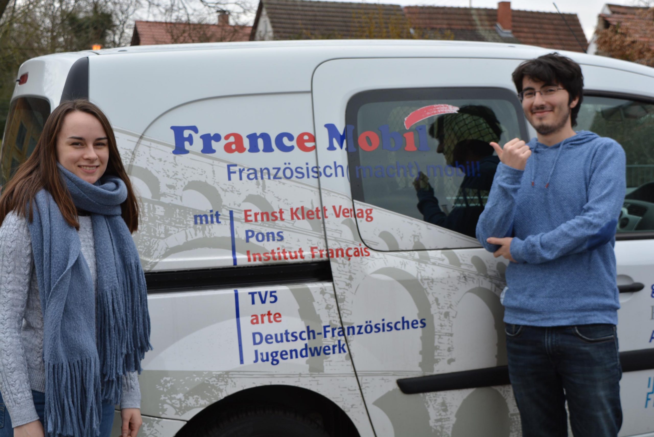 Les jeunes de France Mobil devant leur véhicule à Edingen-Neckarhausen