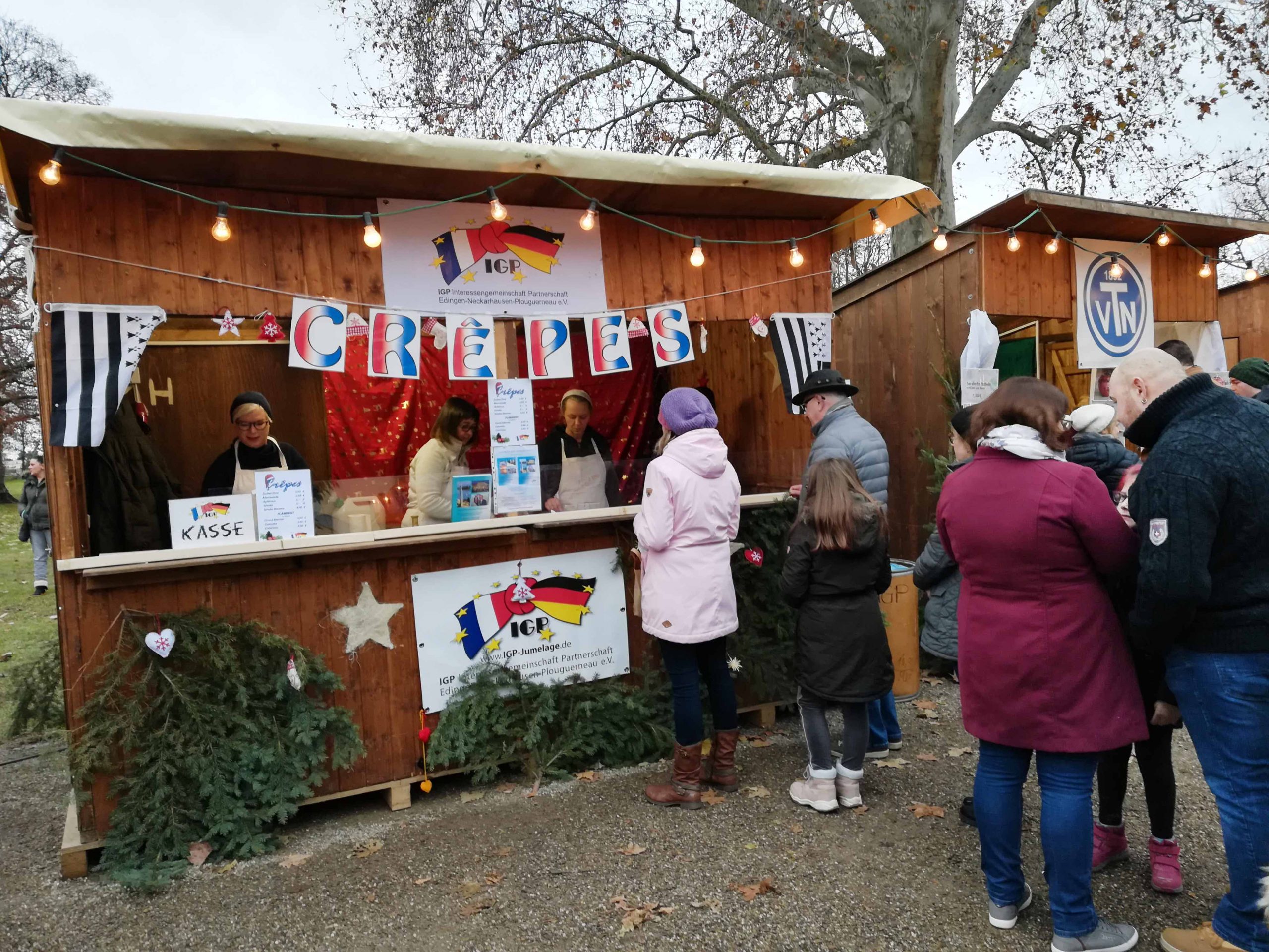 Le stand de l’IGP e.V. propose des crêpes au marché de Noël des enfants.