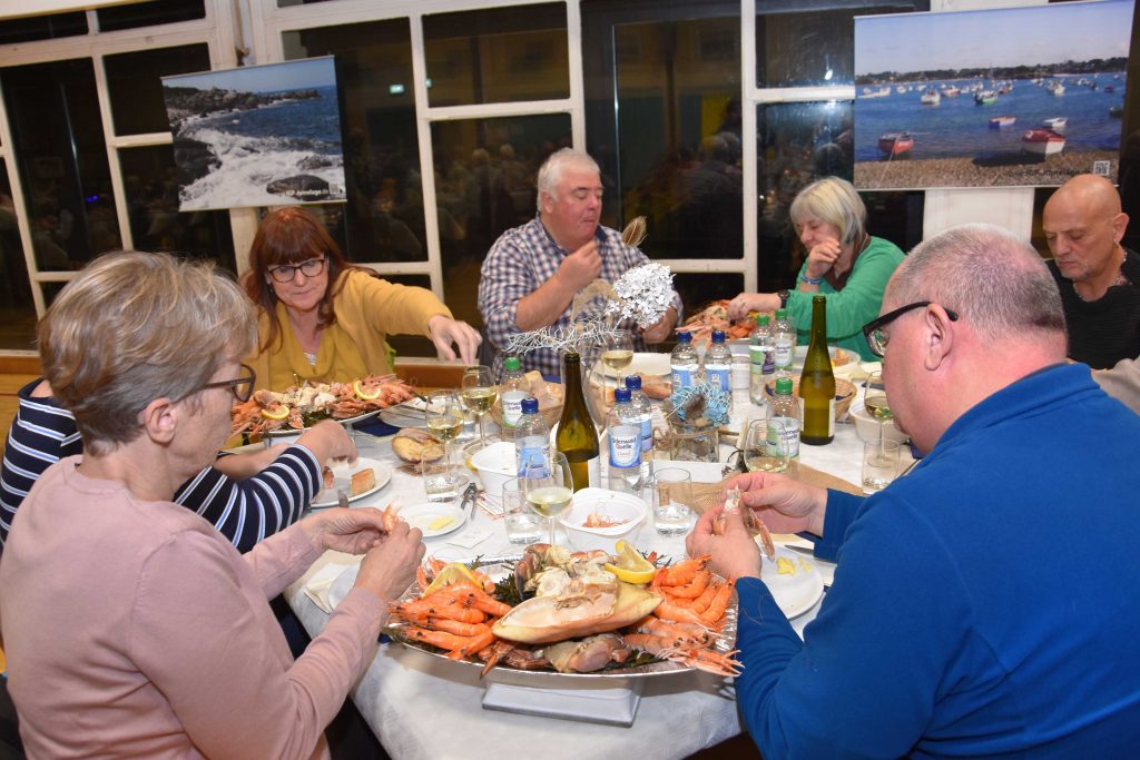 Les adhérents de l’IGP e.V. participent à la soirée de fruits de mer.