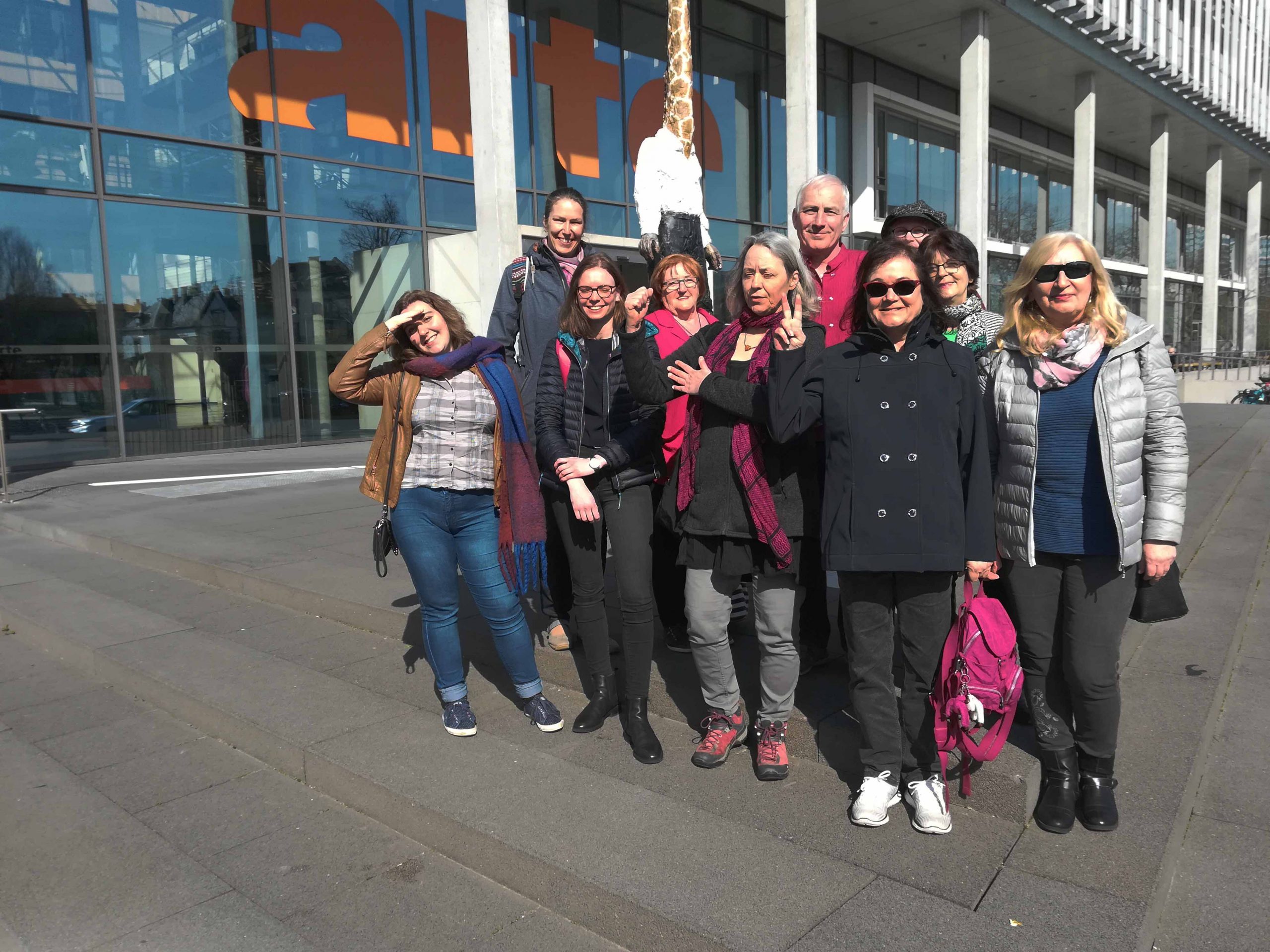 Les membres de l’IGP e.V. se tiennent devant le siège de la chaîne télévisée franco-allemande Arte