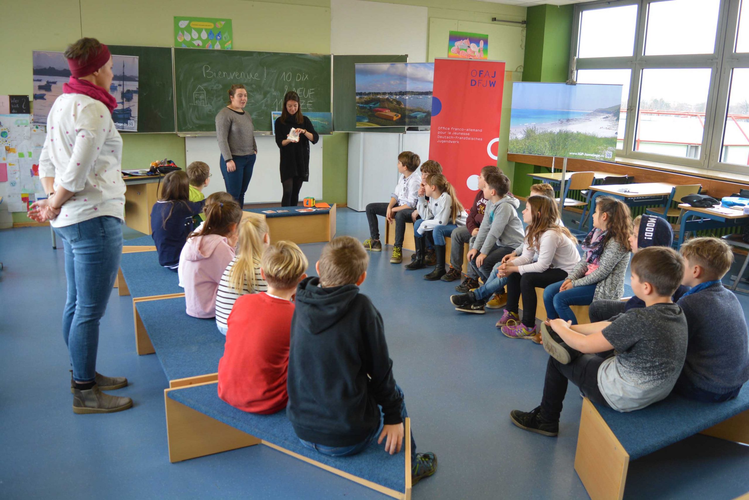 Les enfants de l’école Graf-von-Oberndorf ont pu assister à l’intervention linguistique de la lectrice Ségolène Bulot et l’ambassadrice Emma Iddir