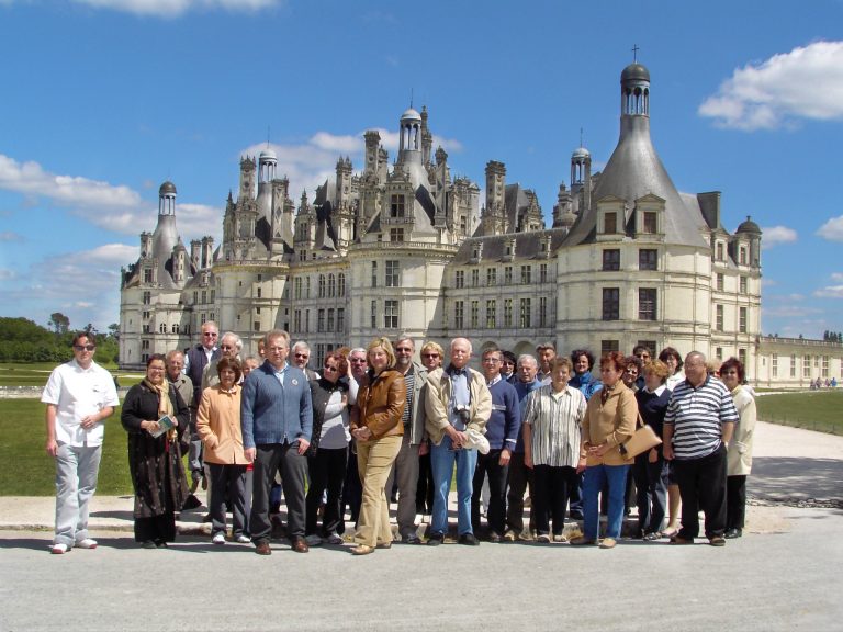 Mitglieder der IGP e.V. stehen vor dem Schloss Chambord