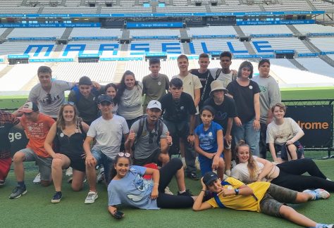 Les participants à la rencontre de jeunes trinationale en visite au stade vélodrome de Marseille