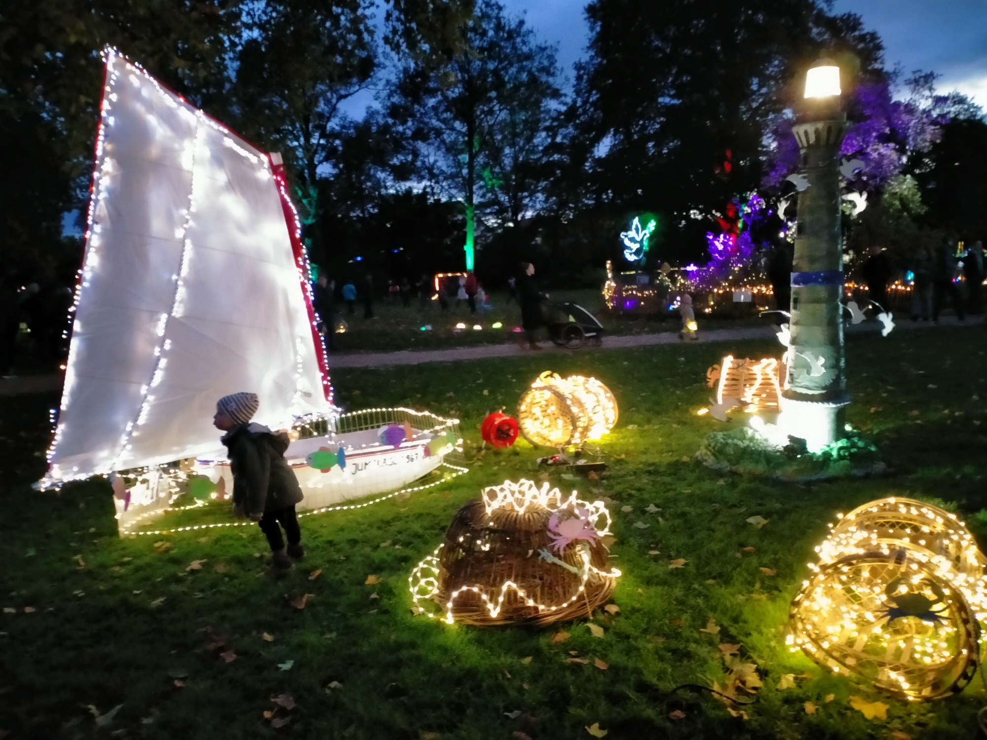Le plus haut phare d’Europe lors de la fête des lumières dans le parc du château de Neckarhausen