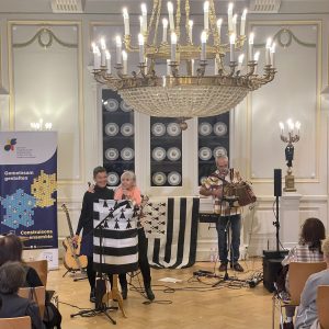 Über Grenzen hinweg: „Nur ein kurzer Sommer“, eine Liebe in der Bretagne – Musikalische Lesung